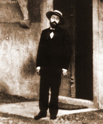 Francis Jammes devant la maison Chrestia, entre cèdre et lierre, vers 1899 / Photographie prise par Charles Guérin en avril 1898 / Fonds Association F. Jammes Orthez