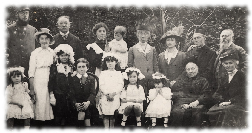 1915, à l’occasion de la première communion de Bernadette Jammes à Orthez