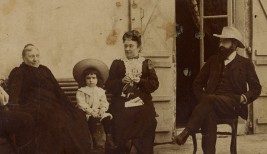 Francis Jammes, sa mère, sa soeur et ses neveux (famille Caillebar), M. Lamieussens et Charles de Bordeu à Orthez  / PHA53 / Consulter le document sur Pireneas