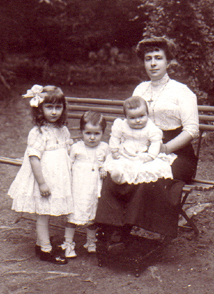 Mme Jammes, Bernadette, Emmanuèle et Marie en 1912 / Association Francis Jammes Orthez