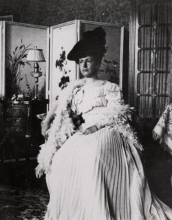Ginette Goedorp le jour de son mariage.(8 octobre 1907) à Bucy-le-Long / PHA53 / Consulter le document sur Pireneas=