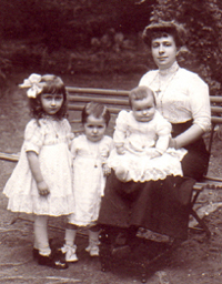 Mme Francis Jammes et ses trois premiers enfants / Association Francis Jammes Orthez