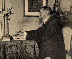 Francis Jammes à sa table de travail, 1911 / PHA53 / Consulter le document sur Pireneas