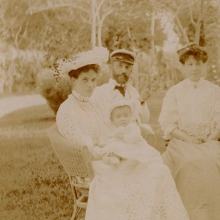 Antoinette Meunier (aimée de Francis Jammes en 1902) à Ismaïlia en compagnie de son époux Victor Béret et de son fils, PHA53 / Consulter le document sur Pireneas