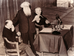 Jammes entre Mauriac et Claudel lors de la conférence du 26 octobre 1937 / Fonds de l’Association Francis Jammes