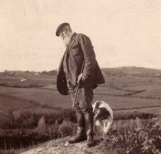 Sur le haut de la colline de Lapeyrère, avec so chien Rip / Association Francis Jammes, Orthez